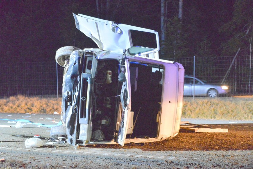 Obwodnica Kielc na ekspresowej drodze numer 7. Bus uderzył w bariery Jedna osoba nie żyje, dwie są ranne (ZDJĘCIA, WIDEO)