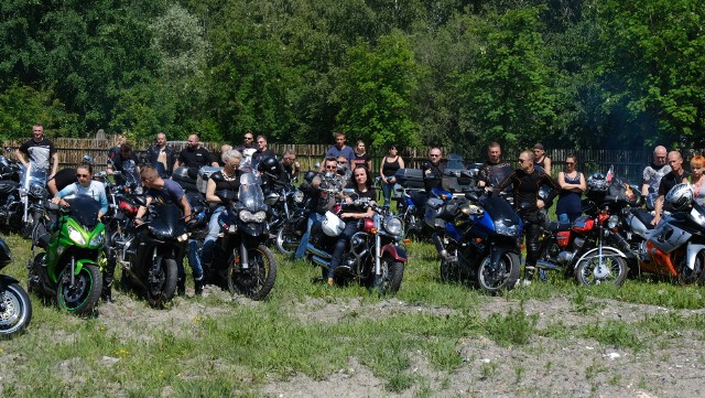 W pogrzebie tragicznie zmarłego  udział wzięli jego koledzy, motocykliściZobacz kolejne zdjęcia. Przesuwaj zdjęcia w prawo - naciśnij strzałkę lub przycisk NASTĘPNE