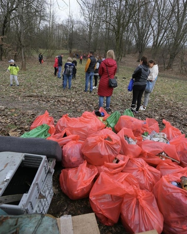 W sobotę (25 marca) rozpoczęła się akcja wiosennego sprzątania Łodzi. Ochotnicy uprzątnęli kilkadziesiąt brudnych miejsc.