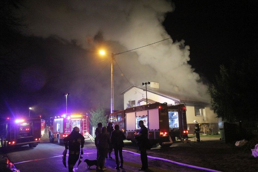 Pożar domu jednorodzinnego pod Wrocławiem. Spłonął dach (ZDJĘCIA)