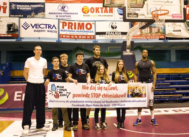 Uczniowie z Zespołu Szkół Katolickich w towarzystwie słupskich koszykarzy.