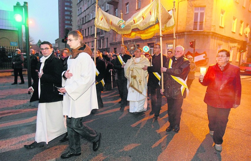 W polskiej tradycji msze rezurekcyjne zaczynają się w Wielką...