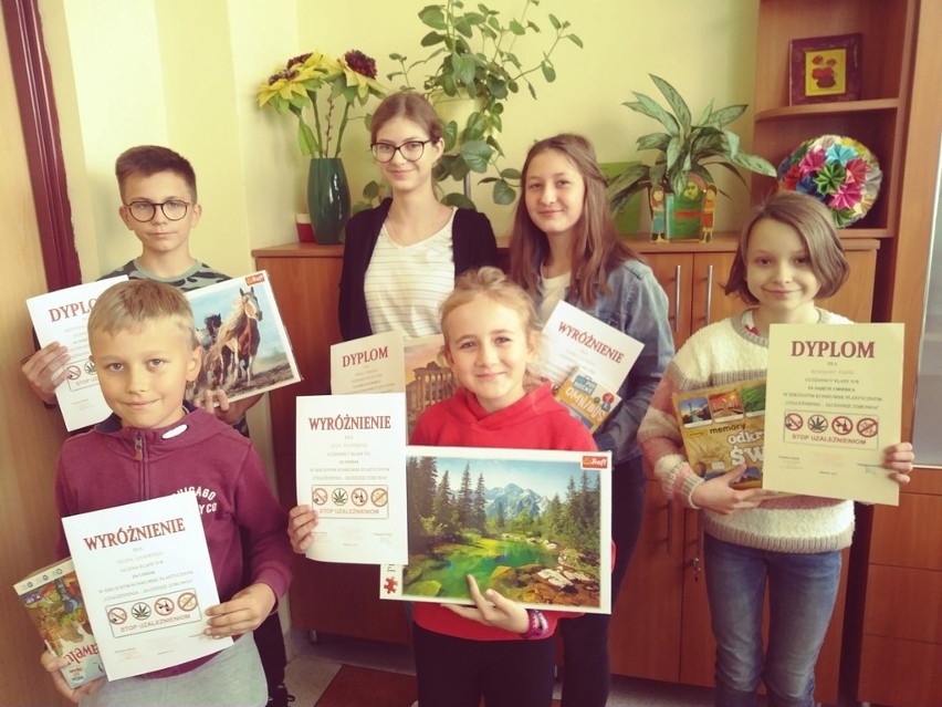 Uczniowie najlepszych prac ze szkoły podstawowej w Rusinowie...