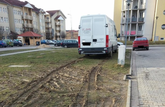 Tak wygląda trawnik po zaparkowaniu auta przez autodrania na trawniku przy ul. Prądzyńskiego w Gorzowie