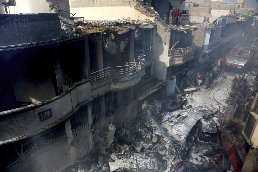 Samolot pasażerski rozbił się w zamieszkałej dzielnicy Karaczi. Co najmniej kilkadziesiąt osób zginęło.