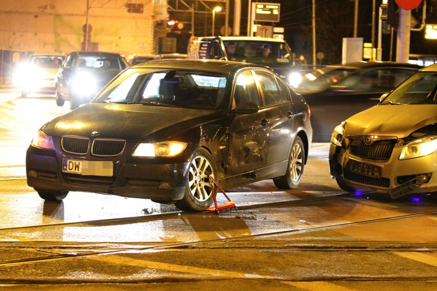 Zderzenie bmw i skody na pl. Jana Pawła II. Są utrudnienia w ruchu (ZDJĘCIA)