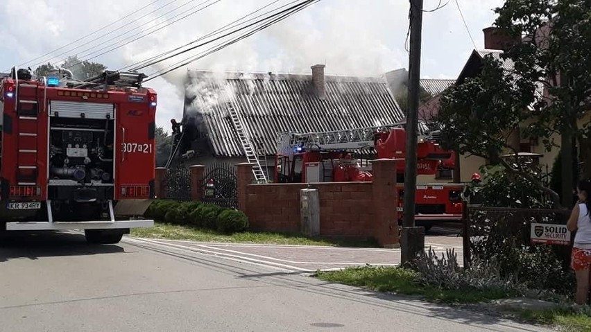 Pożar domu w Niedźwiedziu. Do akcji wezwano osiem zastępów straży [ZDJĘCIA]