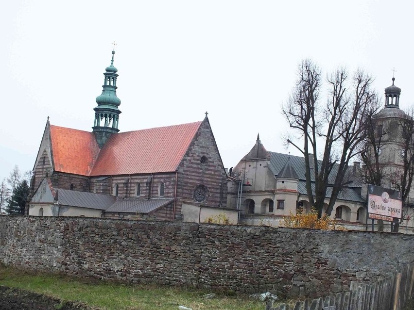 Trwa remont dachu kościoła w Wąchocku [ZDJECIA]