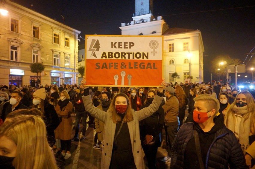 Tłumy na lubelskim proteście przeciw zakazowi aborcji. „Rząd taki gibki, że wchodzi nam w cipki". Zobacz zdjęcia