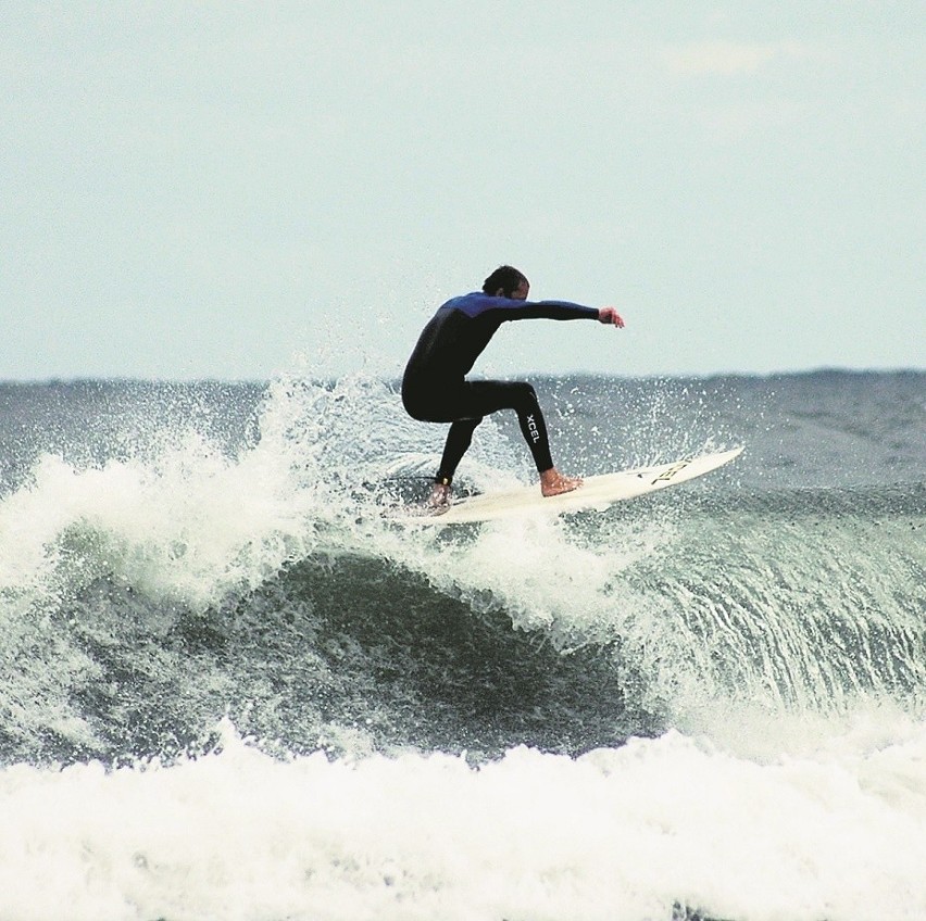 Podstawy surfingu i wakacje na fali