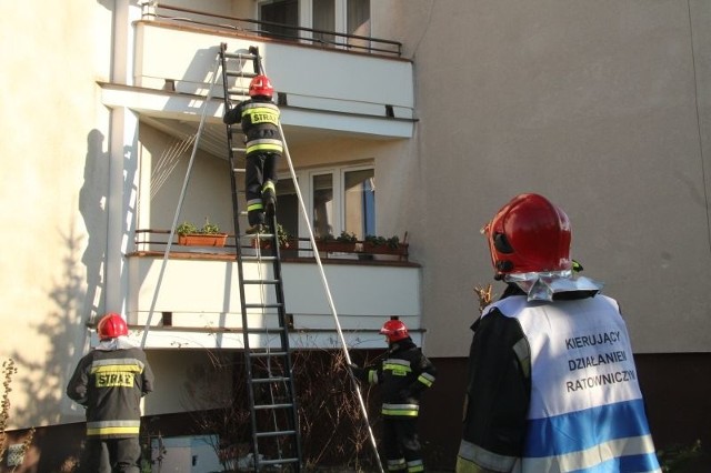 Strażacy sprawdzili czy mieszkania w obrębie wskazanego balkonu są bezpieczne. Fot. Aleksander Piekarski