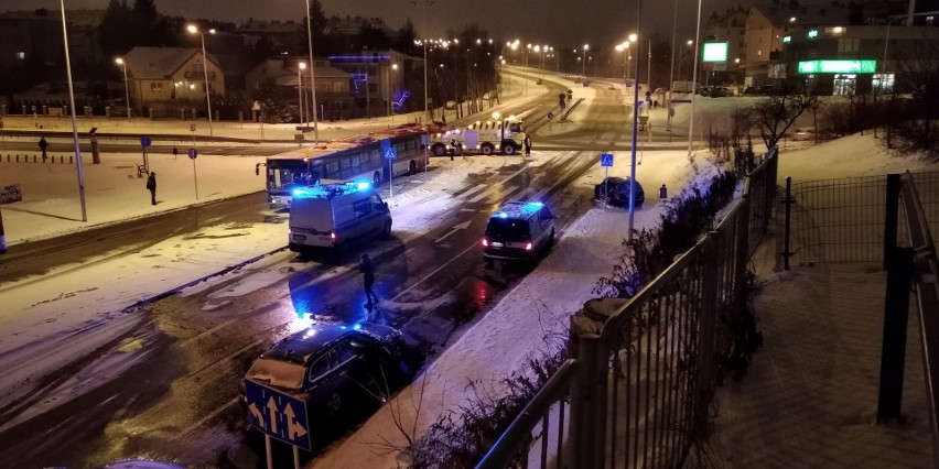 Wypadek na skrzyżowania ul. Węglarza i Walecznych w Lublinie. Auto osobowe zderzyło się z pojazdem komunikacji miejskiej
