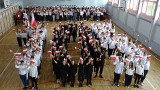 Prawie 500 osób zaśpiewało w Chęcinach Mazurka Dąbrowskiego. Powiatowy Zespół Szkół w akcji "Szkoła do Hymnu"
