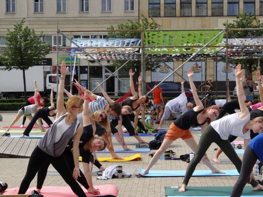 Joga na Placu Wolności