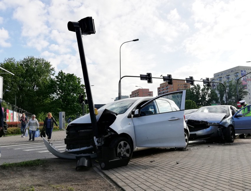 Na rondzie Fordońskim w Bydgoszczy około godz. 7 zderzyły...