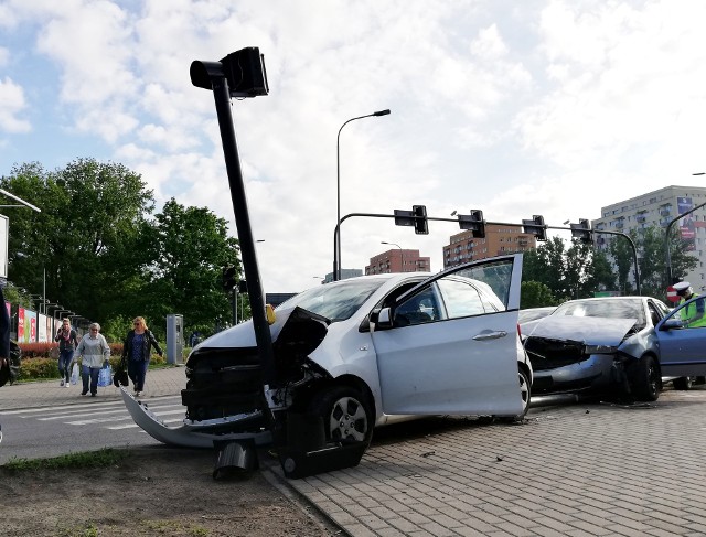 Na rondzie Fordońskim w Bydgoszczy około godz. 7 zderzyły się dwa samochody osobowe, skoda i KIA.Na miejscu zdarzenia pojawiła się policja. Samochody zostały już zabrane przez pomoc drogową i nie ma utrudnień w miejscu zderzenia. Przez jakiś czas na rondzie wyłączona była jednak sygnalizacja świetlna.Zobacz wideo