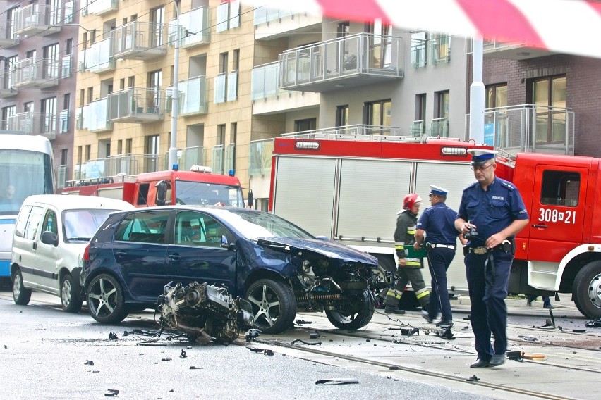 Wrocław: Wypadek czterech aut na Jedności Narodowej. Nie kursowały tramwaje (FOTO)