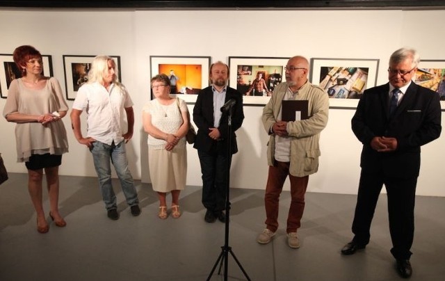 O prezentowanej wystawie mówił Zbigniew Belowski (drugi z prawej), dyrektor artystyczny Elektrowni. W środku Arkadiusz Kubisiak, autor fotografii, drugi od lewej Grzegorz Kapla, autor tekstów.