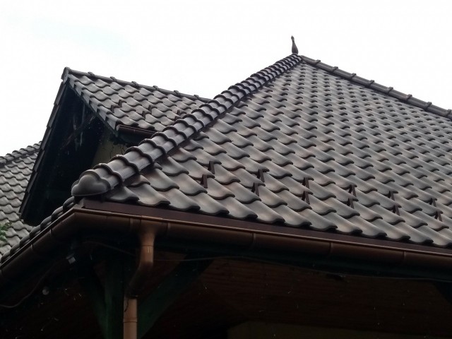 Przy budowie dachu trzeba zadbać również o to, czego nie widać na pierwszy rzut oka. Do takich rzeczy należy wentylacja połaci dachu.