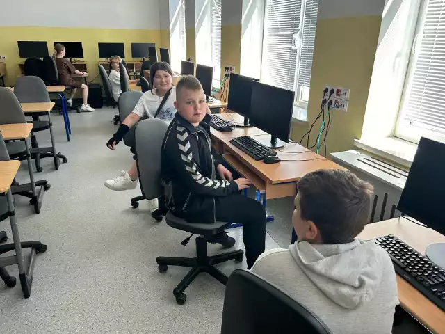 Nowoczesna sala informatyczna w szkole w Sarbinowie.