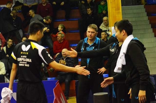 Drużynę ASTS Olimpii-Unii Grudziądz do triumfu w Szwecji poprowadził Japończyk Konishi Kaii (pierwszy z prawej), który wywalczył dwa punkty i pokonał lidera przeciwnej drużyny. Jedno oczko w ostatniej grze dnia dołożył z kolei słowacki defensor Wang Yang 
