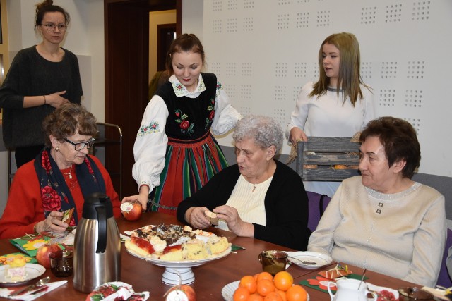 W poniedziałek 11 lutego obchodziliśmy Światowy Dzień Chorego ustanowiony przez Jana Pawła II w 1992 r.  Od lat z tej okazji  m.in. w Nakle i Sadkach organizowane są spotkania i msze św. w intencji osób chorych.  Nie inaczej było i  w tym roku. W Sadkach  mszę św. w intencji chorych i cierpiących odprawił w kościele św. Wojciecha  miejscowy proboszcz ks. Witold Korowajczyk. Po nabożeństwie zaproszono osoby starsze i chore do sali widowiskowej w Sadkach na spotkanie przy ciastku i kawie. Przygotowano też występy dla gości. Dwukrotnie zaprezentowała się na scenie  Sandra Frydrychowicz, utalentowana tancerka z gminy Sadki mająca na swoim koncie tytułu mistrzyni świata.  Dla seniorów wystąpiły także (śpiew i recytacje) dziewczęta z ośrodka w Samostrzelu. Dni wolne 2019 - kiedy wziąć wolne, żeby było ich jak najwięcej?