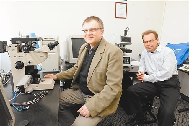 Dr Mariusz Prażmowski (z lewej), autor projektu, i dr Robert Bański. Obydwaj zajmują się materiałami powstającymi podczas platerowania wybuchowego. (fot. Paweł Stauffer)