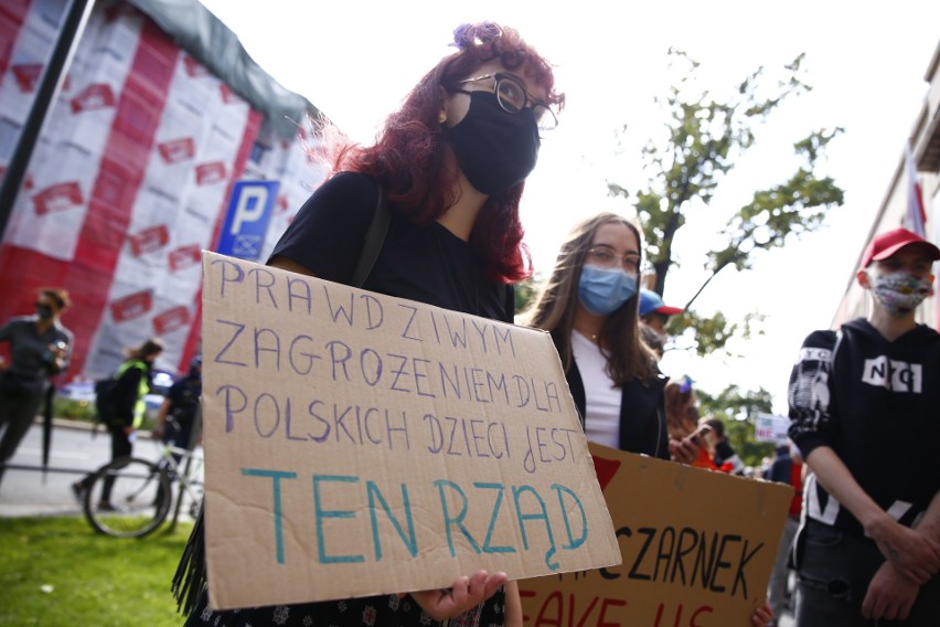 "Żądamy edukacji. Nie indoktrynacji". Protest przed...