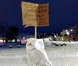 W Suwałkach policja poszukuje autora banera, który wisiał na... bałwanie