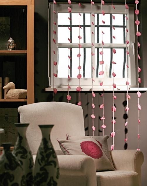 Zamiast tradycyjnych firanek w oknach mogą pojawić się własnoręcznie wykonane dekoracje.