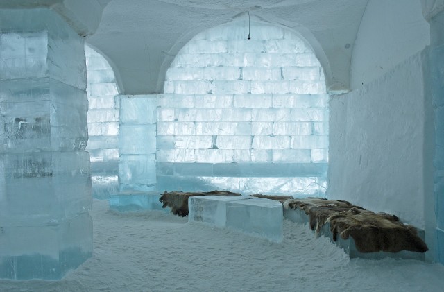 W szwedzkiej wiosce Jukkasjärvi co roku otwierany jest Icehotel, który mieści aż 80 pokoi i apartamentów dla gości. Cały obiekt został wzniesiony ze śniegu i bloków lodu wydobytych z rzeki Torne. Co ciekawe, z lodu wykonane są tam nawet... szklanki.