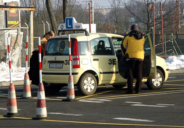 Wczoraj w Szczecinie egzamin na prawo jazdy oblało dwa razy więcej zdających, niż ten na starych zasadach. W wielu innych miastach wyniki były jeszcze gorsze. Na przykład w Łodzi nie zdało 80 procent.
