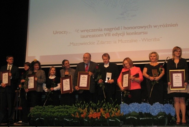 Nagrodę  odebrała Maria Samsel, dyrektor Muzeum Kultury Kurpiowskiej  w Ostrołęce