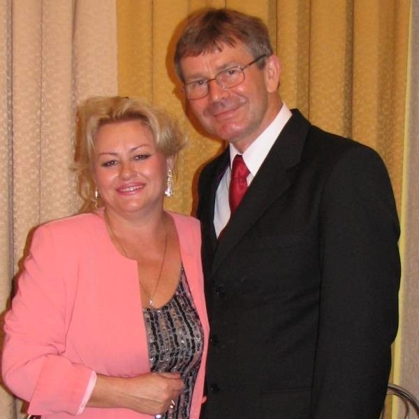 Gwiazdy lubią się z władzą - śpiewaczka Roma Owsińska i burmistrz Buska Zdroju Piotr Wąsowicz.