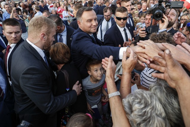 Mieszkańcy Leżajska czekali na Andrzeja Dudę z biało-czerwonymi chorągiewkami na placu przed Muzeum Ziemi Leżajskiej. Najpierw prezydent złożył kwiaty, potem przemówił do zgromadzonych osób. 