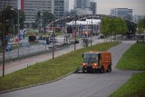 Katowice po defiladzie wojskowej: Barierki nadal blokują drogi. Trwa sprzątanie i porządkowanie zadeptanej zieleni