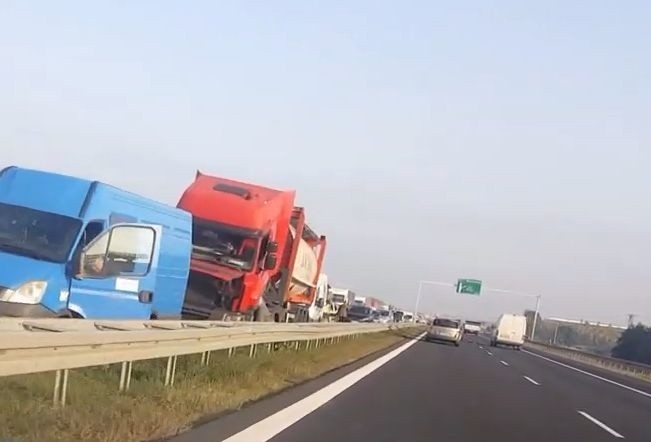 Wypadek dwóch tirów na trasie S7 w Widowie. Droga w kierunku...