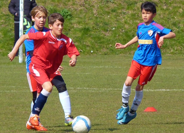 Młodzicy młodsi Bałtyku Koszalin (czerwone stroje) podczas ligowych derbów ze swoimi rówieśnikami z Gwardii.