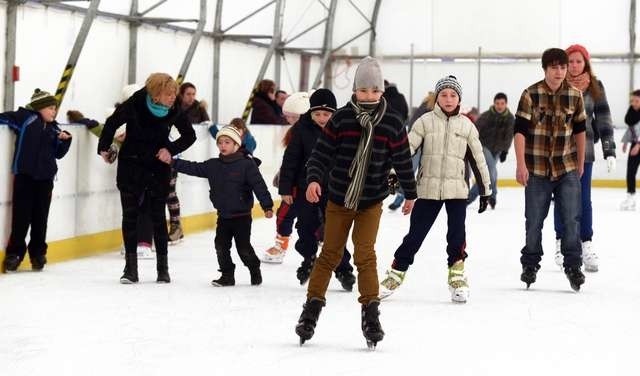 Podczas ferii dużym zainteresowaniem wśród dzieci i młodzieży cieszą się sporty zimowe. W Szkole Podstawowej nr 65 przy ul. Teodora Duracza uczniowie na łyżwach jeżdżą za darmo 