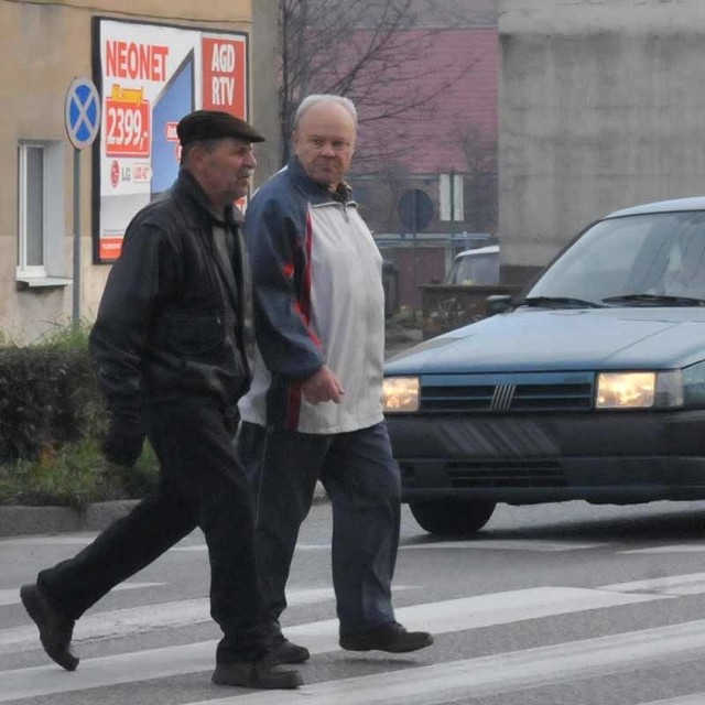 - Co tu dużo gadać. Sygnalizacja na ulicy Poznańskiej jest bardzo potrzebna - twierdzą Stanisław Jaros i Mieczysław Roman.