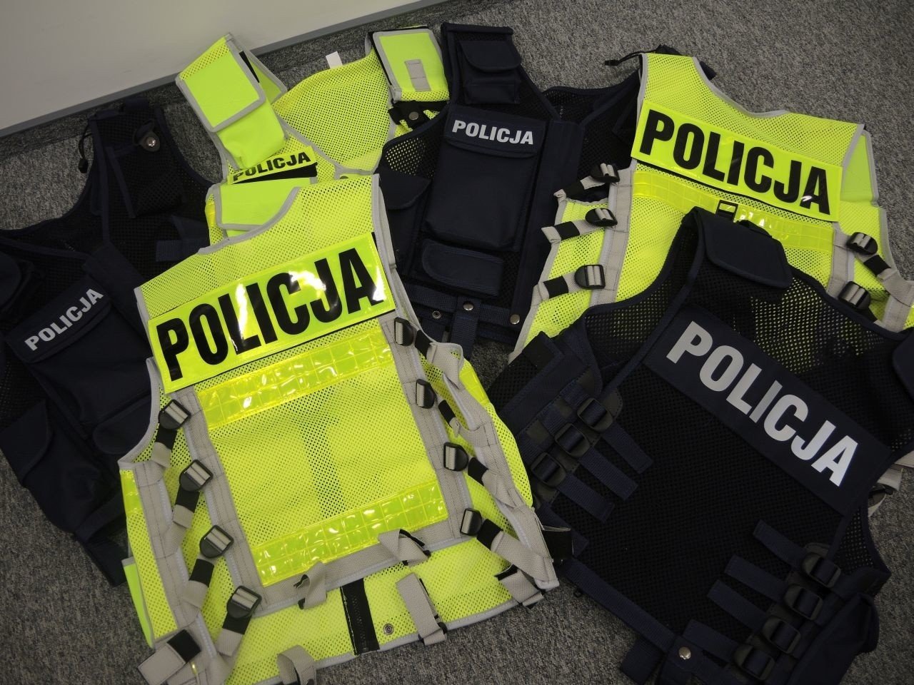 Kolno. Policjanci będą mieli nowe odblaskowe kamizelki taktyczne | Gazeta  Współczesna