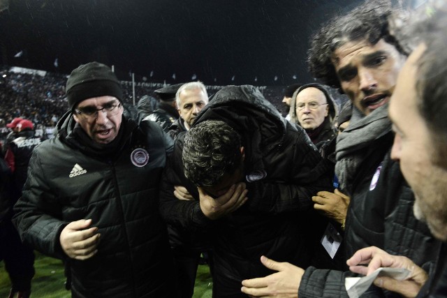 Trener Olympiakosu Oscar Garcia został ranny w twarz podczas meczu z PAOK-iem