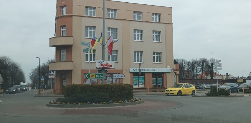 Flagi Polski i Ukrainy w Pucku