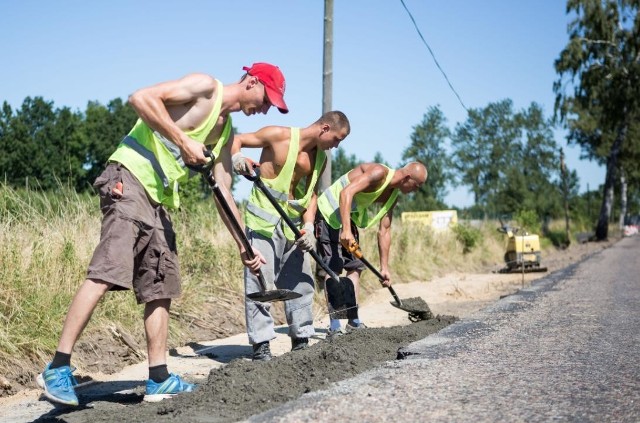 Mimo długiego okresu upałów drogowcy nie próżnowali i już prawie ukończyli to zlecenie.