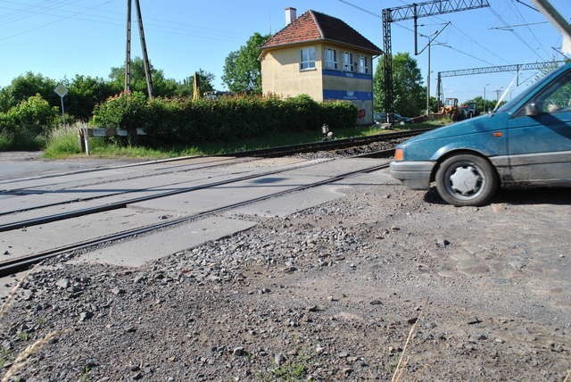 Nawierzchnia asfaltowa na przejeździe kolejowym w Turznie zostanie naprawiona w ciągu kilku tygodni podczas wykonywania docelowych robót na stacji i wokół stacji - zapewniają kolejarze.