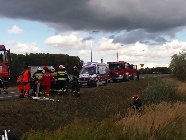 62-letni kierujący motocyklem, jadący z Karlina w stronę Białogardu z nie ustalonych przyczyn zjechał z drogi i wjechał do rowu. Mężczyzna został odwieziony do szpitala. Jak ustaliła policja był trzeźwy, na razie nieznane są przyczyny tego zdarzenia.  Zobacz także: Kolizja w centrum Koszalina