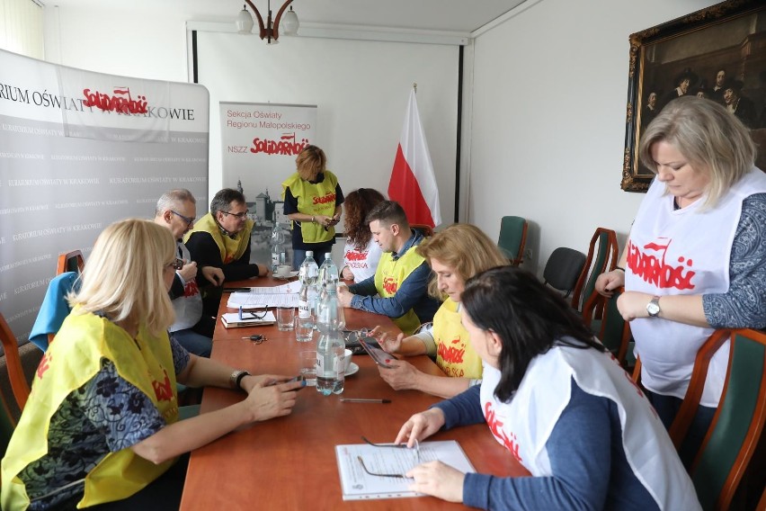 Protestujący nauczyciele zrzeszeni w "Solidarności" w...