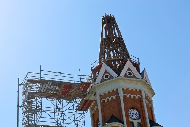Intensywne prace przy kościele św. Wojciecha trwają. Na szczyt wieży została właśnie wciągnięta dachowa więźba. Prace mają zakończyć się do 15 listopada