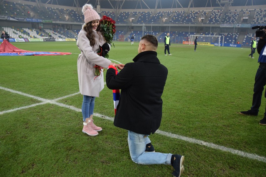 Bielsko-Biała: Dawid poprosił Magdę o rękę w... przerwie meczu Podbeskidzie - Chrobry ZDJĘCIA