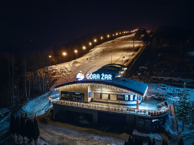 Góra Żar przyciąga turystów o każdej porze roku. Zimą oczywiście głównie narciarzy